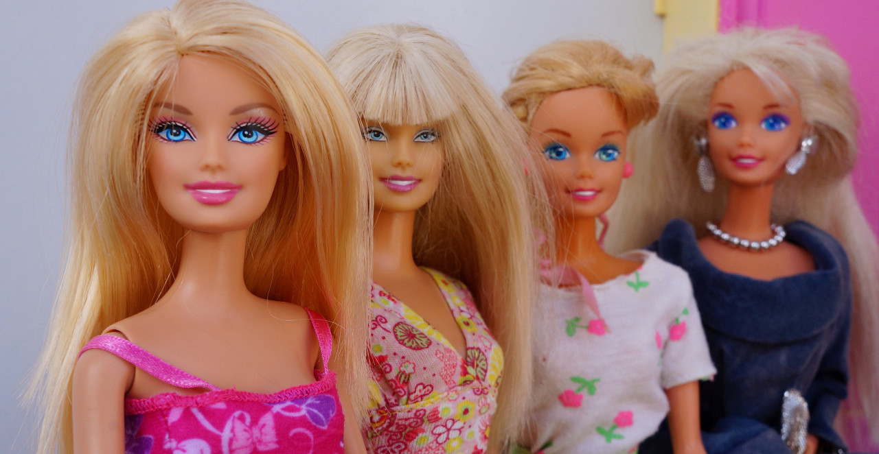 STIGLA PRVA BARBI LUTKA SA AUTIZMOM Oči u stranu, pomagala i specijalna haljina... Pogledajte kako izgleda (VIDEO)