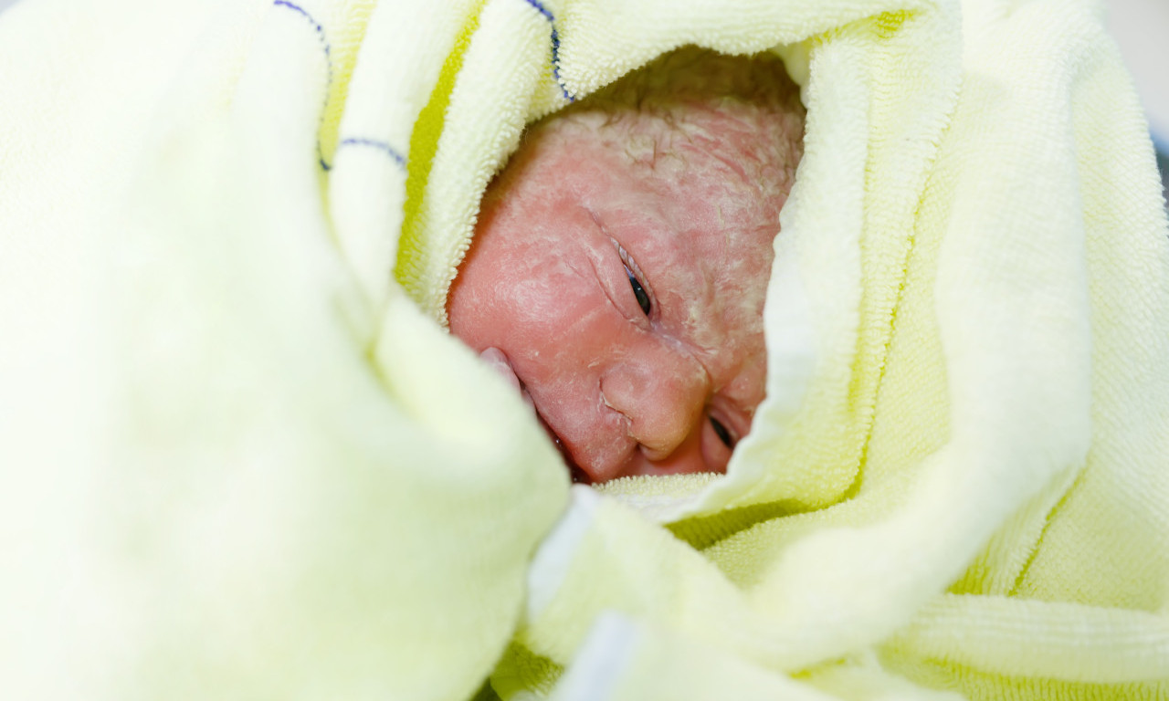 BEBA ROĐENA U KOLIMA NA DEBELOM MINUSU! Hitna pomoć nije stigla na vreme!