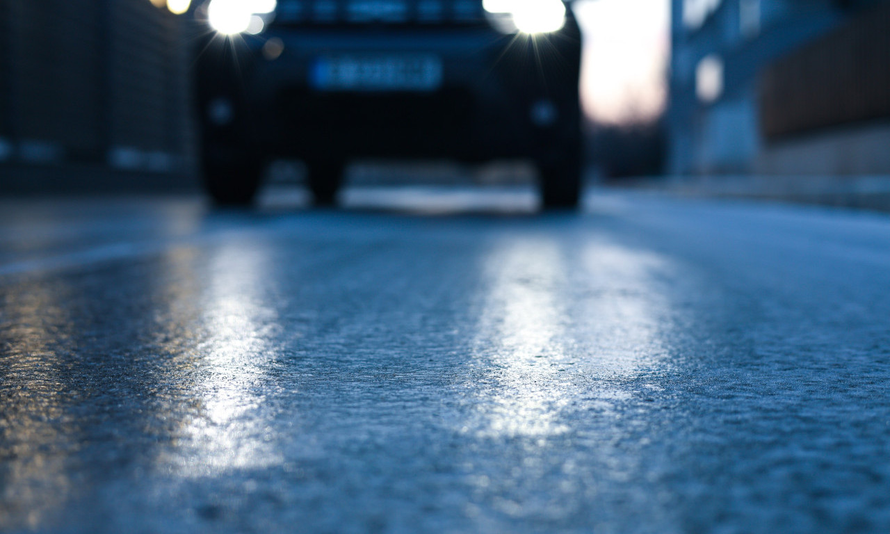 LED NA PUTU, AUTOMOBILI PROKLIZAVAJU Hitno smanjite brzinu ako idete ovim putevima, evo kakvo je trenutno stanje