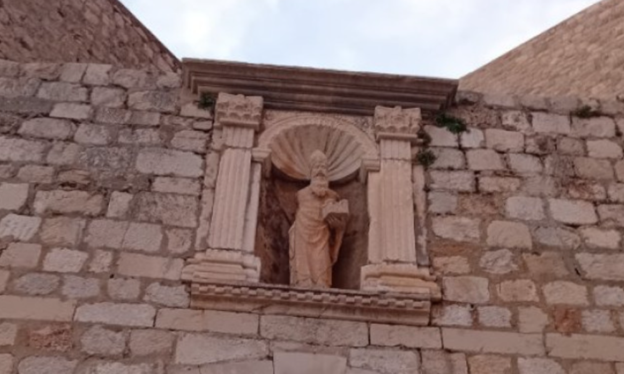 SVETAC BEZ RUKE SE POJAVIO U HRVATSKOJ Građani u čudu dele fotografiju - otkrivena prava istina (FOTO)