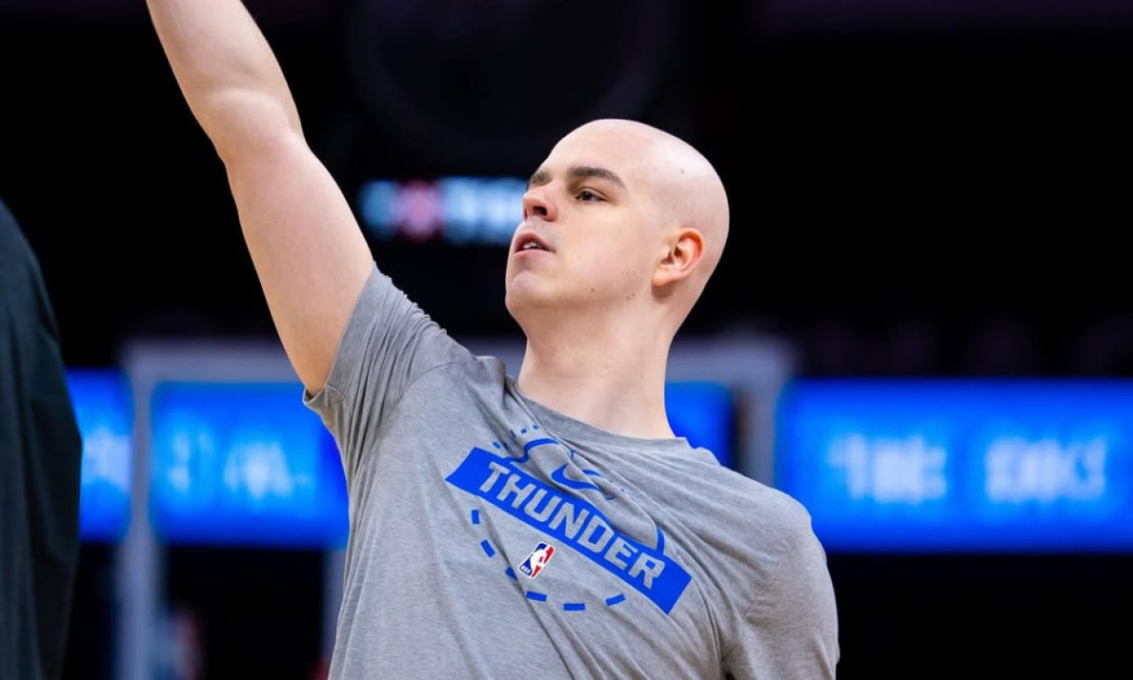 SVI SU USTALI DA POZDRAVE SRBINA: Nikola Topić pobedio rak, pa debitovao u NBA! Ovaj snimak tera suze na oči (VIDEO)