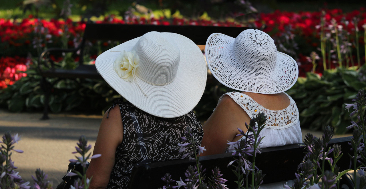 PENZIONERI, KO ZAKASNI OSTAĆE BEZ 10.000 DINARA! Ogromna navala za turističke vaučere širom Srbije