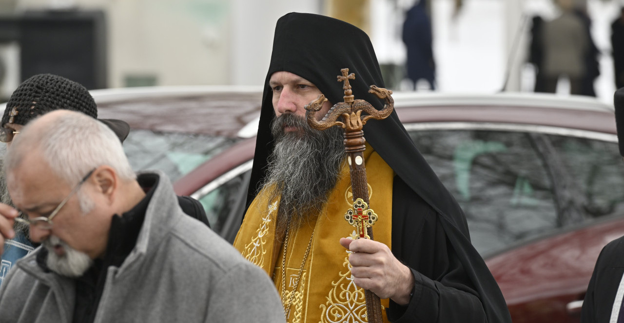 GLUMAC KOJI SE ZAMONAŠIO NA SAHRANI BRATA BODE NINKOVIĆA Otac Ilarion održao opelo (FOTO)