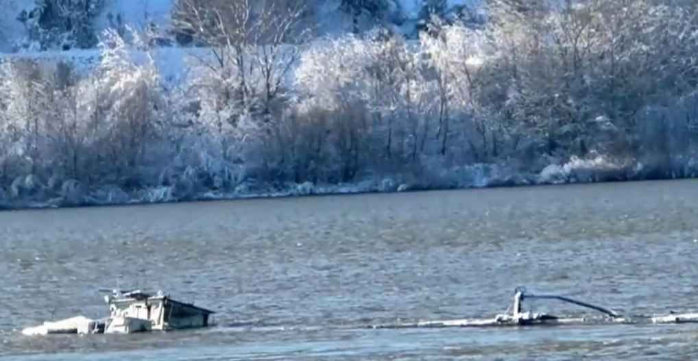UZBUNA NA DUNAVU! Potonula barža puna đubriva, otkriven visok nivo amonijaka