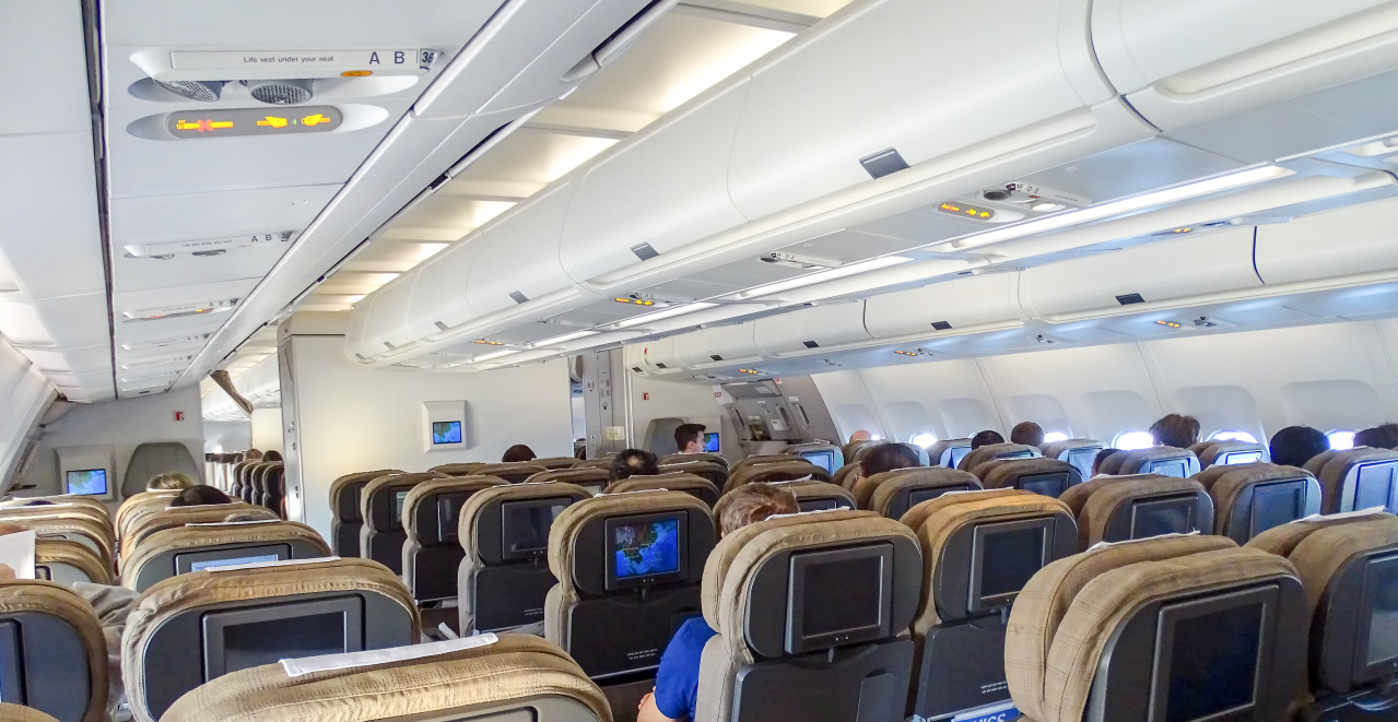 ŠOK PRIZOR NA LETU ZA ZAGREB: Muškarac nosio kilt bez donjeg veša i dizao noge po avionu - i to nije sve!