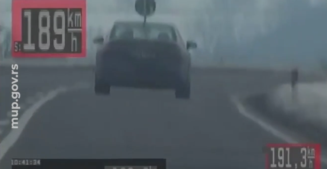 JURIO KAO LUD! Kamere zabeležile jezivu vožnju na putu Novi Sad - Inđija (VIDEO)