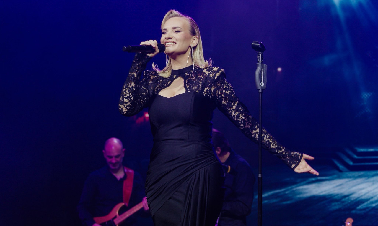 MOŽDA STE ZVEZDA SPOTA, A DA TO NE ZNATE Šejla Zonić iznenadila publiku i ubacila je u spot (VIDEO)