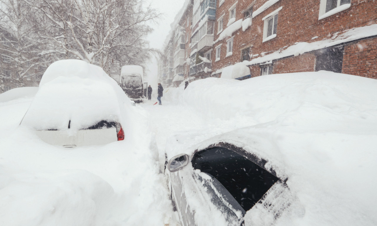 ZIMSKE ČAROLIJE NA RUSKI NAČIN Pogledajte kako je stanovnik Kamčatke "overio" rekordni snežni nanos (VIDEO)