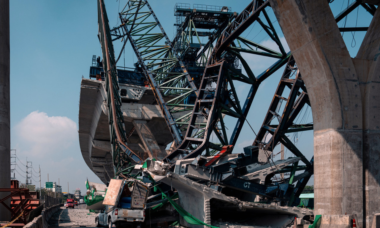 SRUŠIO SE JOŠ JEDAN KRAN! Zdrobljena vozila - ima mrtvih (FOTO)