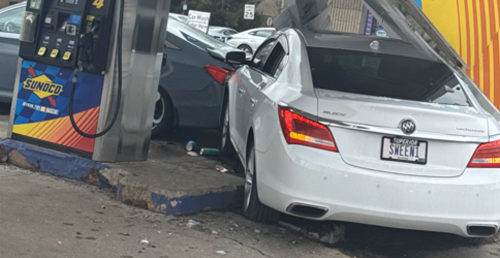 ŽENA SE ZAGRCNULA POMFRITOM U AUTU PA NAPRAVILA KARAMBOL Udarila u nadstrešnicu na pumpi, a onda...