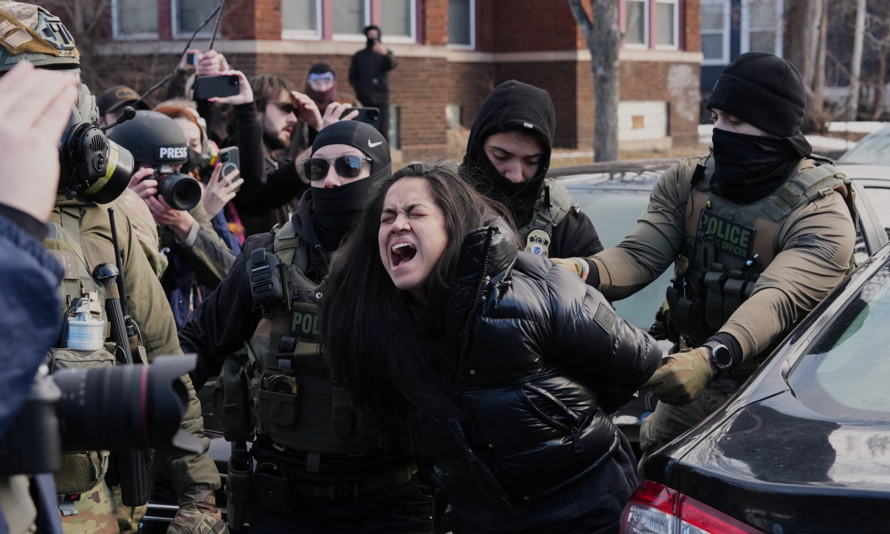 UDARAC NA TRAMPOVU IMIGRACIONU POLITIKU! Sud naredio prekid hapšenja i deportacija, zaustavljena operacija ICE-a