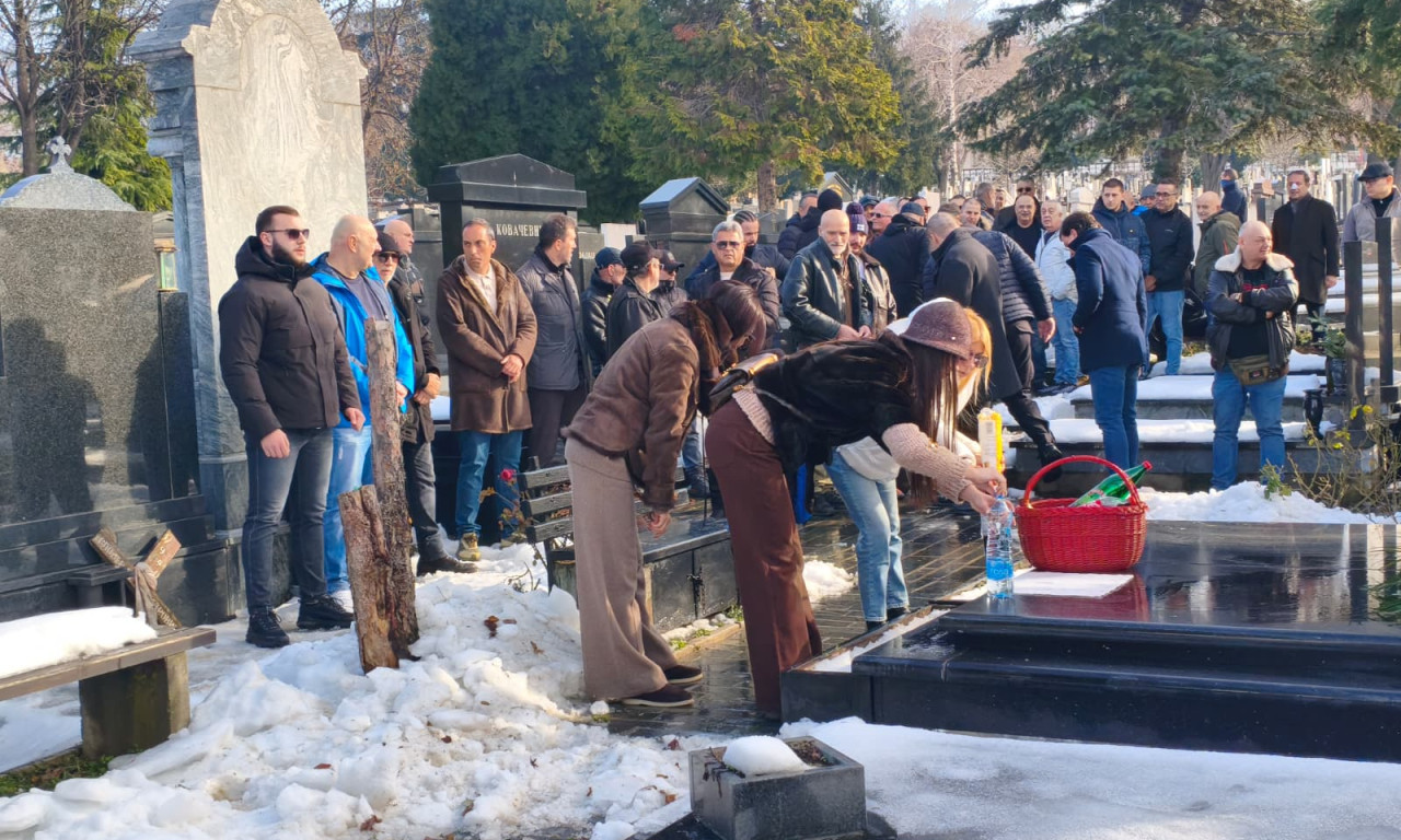 26 GODINA OD UBISTVA ŽELJKA RAŽNATOVIĆA ARKANA Sin čoveka koji je ubijen sa njim prvi došao na groblje, u ruci imao samo jednu stvar (FOTO)