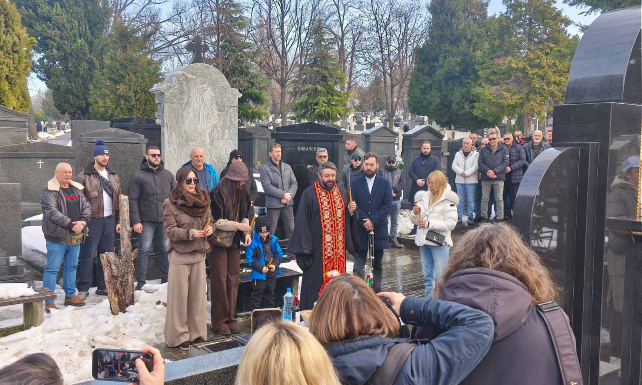 MALI ŽELJKO NA GROBU DEDI ARKANU Porodica i Ceca u suzama 26 godina nakon tragedije (VIDEO+FOTO)