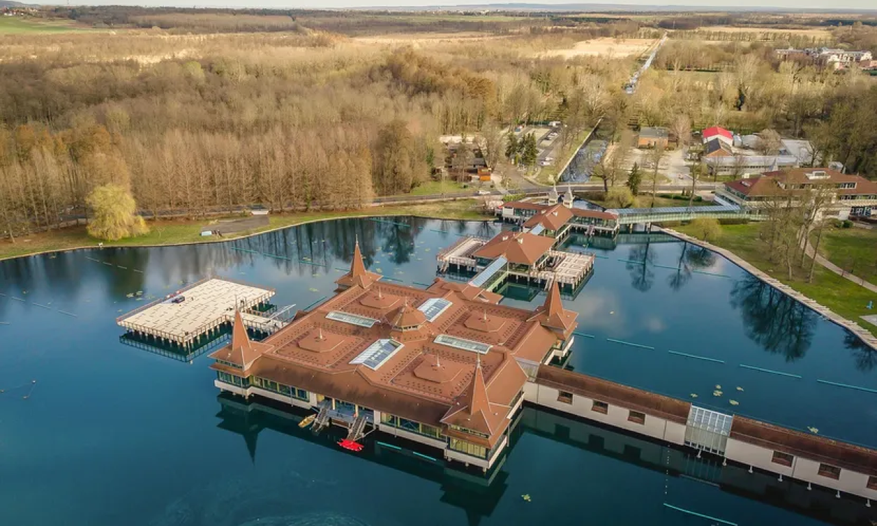 BLIŽE SE PRAZNICI U FEBRUARU Evo gde da otputujete...u ovom jezeru se možete kupati tokom cele godine