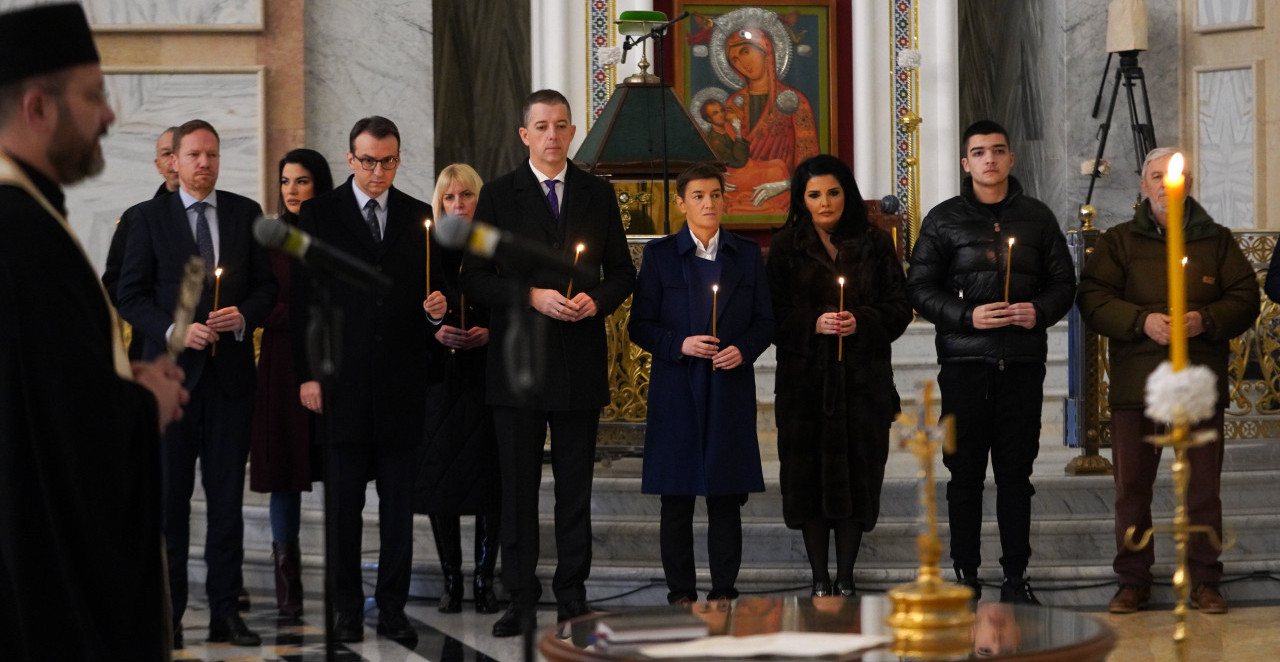 OSAM GODINA OD UBISTVA Održan pomen Oliveru Ivanoviću u Hramu Svetog Save, evo ko je došao (VIDEO)