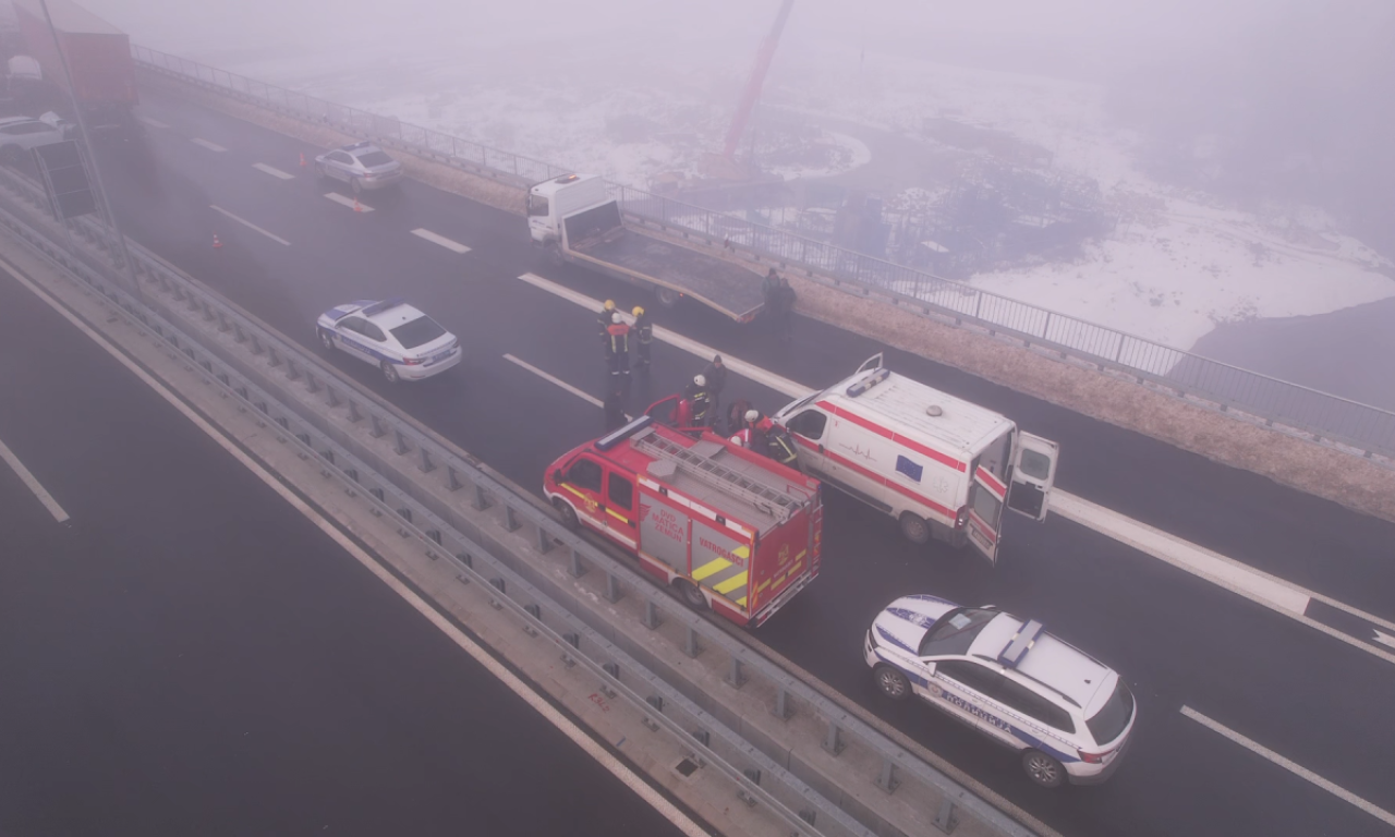 MUŠKARAC PODLEGAO POVREDAMA POSLE LANČANOG UDESA! Novi detalji jezive nesreće kod Lučana (FOTO/VIDEO)