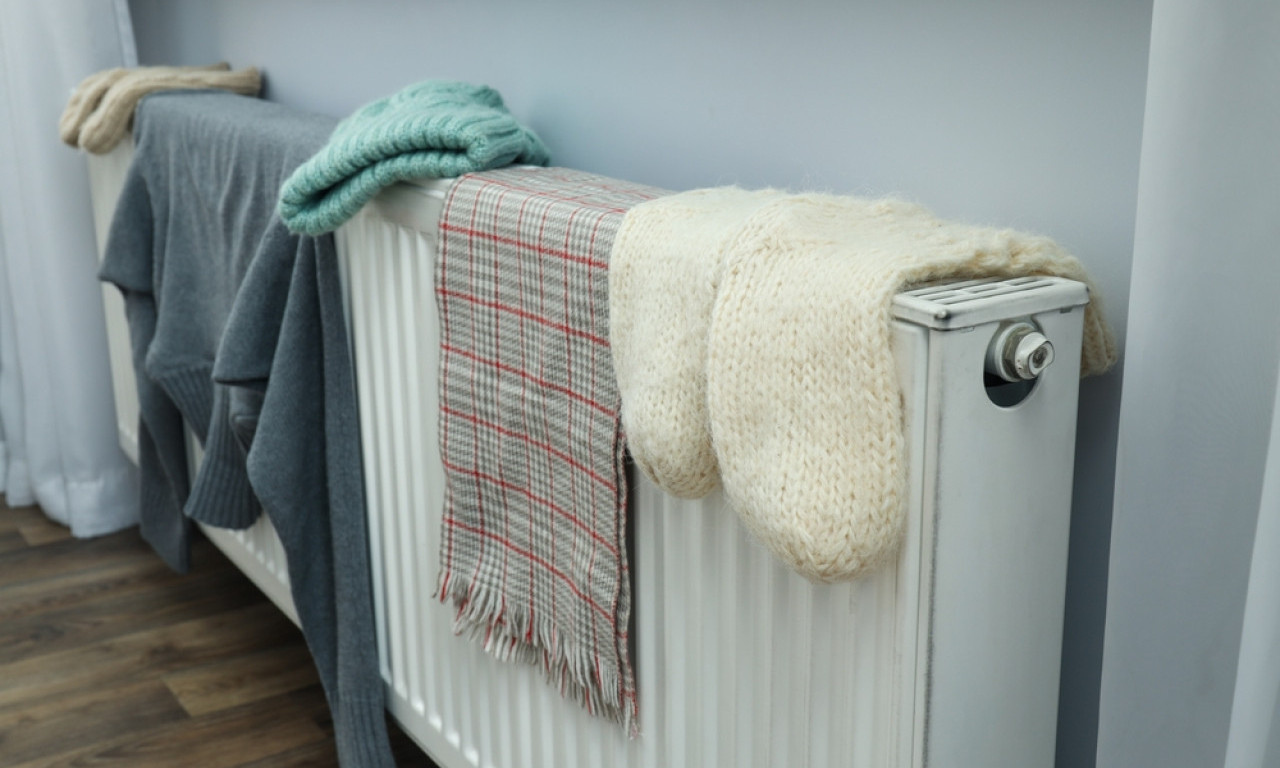 EVO ZAŠTO NE BI TREBALO DA SUŠITE VEŠ NA RADIJATORU: Opasno je!