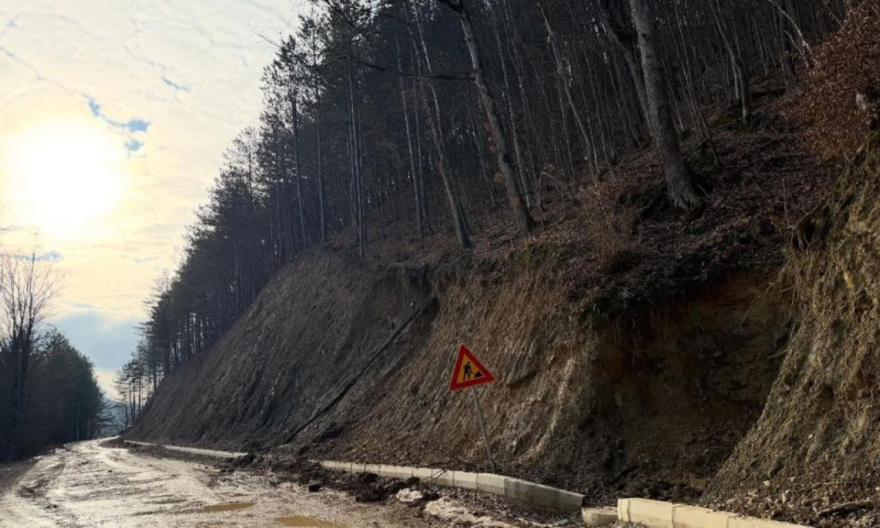 DRAMA NA PUTU ZA KABLAR! KAMENJE I ZEMLJA PRETE DA ZATRPAJU VOZAČE: Ekipe hitno poslate na teren (FOTO)