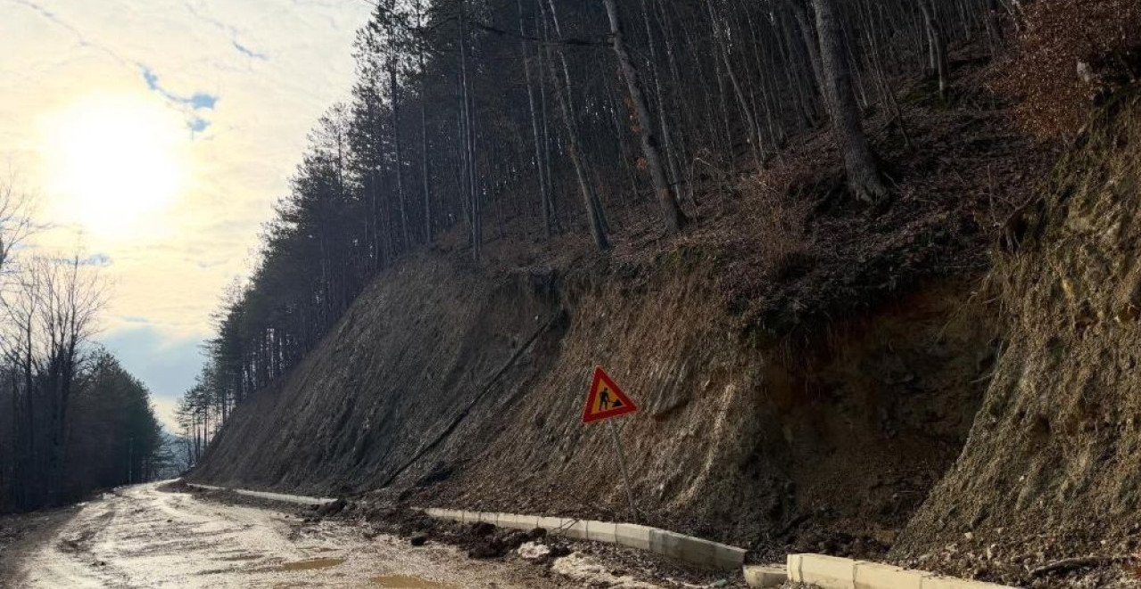 DRAMA NA PUTU ZA KABLAR! KAMENJE I ZEMLJA PRETE DA ZATRPAJU VOZAČE: Ekipe hitno poslate na teren (FOTO)
