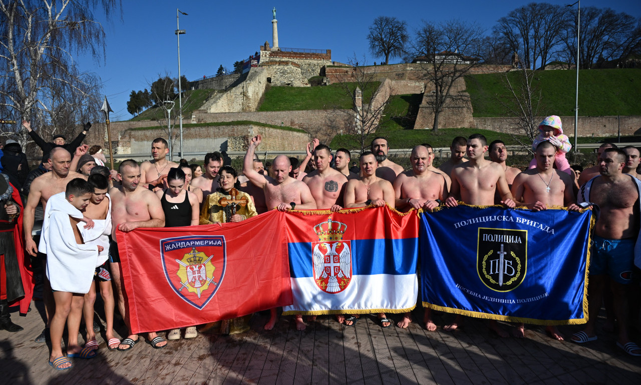 ODRŽANO PLIVANJE ZA ČASNI KRST ISPOD BEOGRADSKE TVRĐAVE Svih 33 kupača iznelo krst iz reke i poslalo snažnu poruku (FOTO+VIDEO)