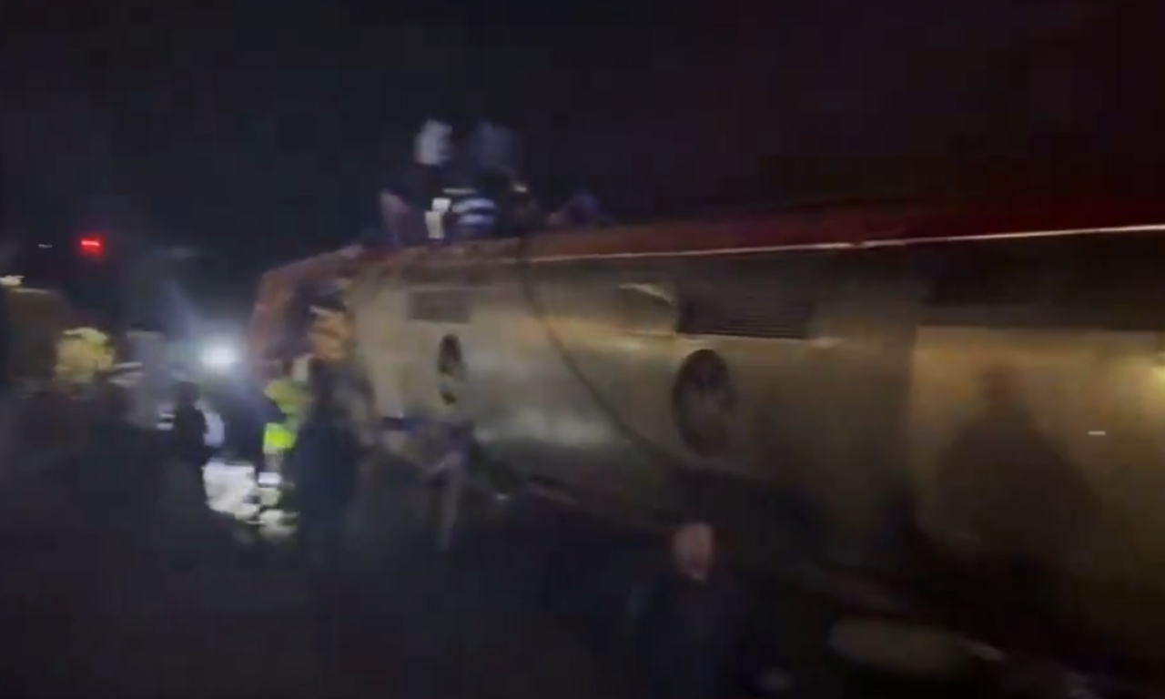 STRAVIČNI SNIMCI IZ ŠPANIJE Broj mrtvih u železničkoj nesreći porastao, dva voza iskočila iz šina (VIDEO)