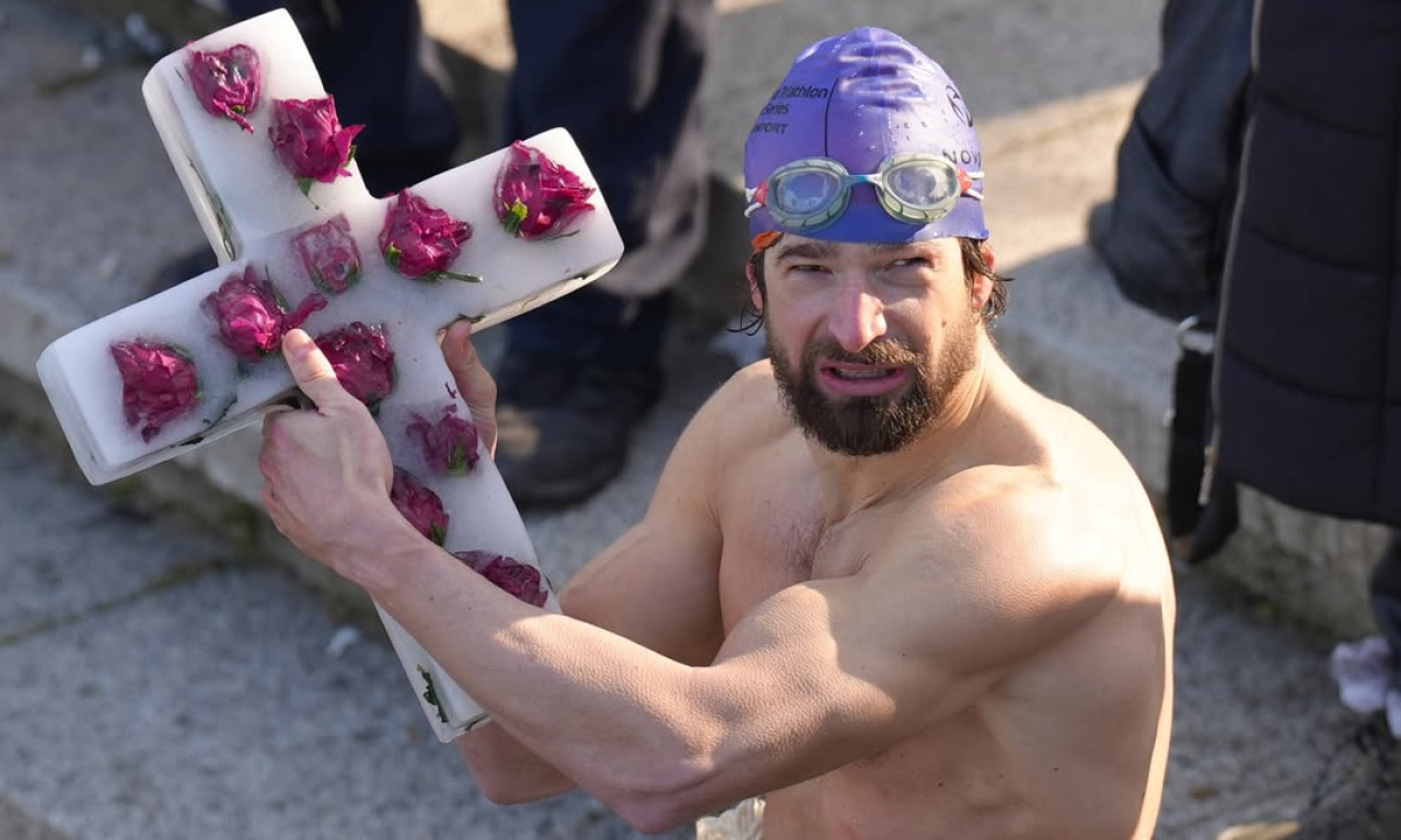 LAZAR FILIPOVIĆ PRVI DOPLIVAO DO ČASNOG KRSTA U ČAČKU! Ledena Morava ga nije zaustavila (FOTO)