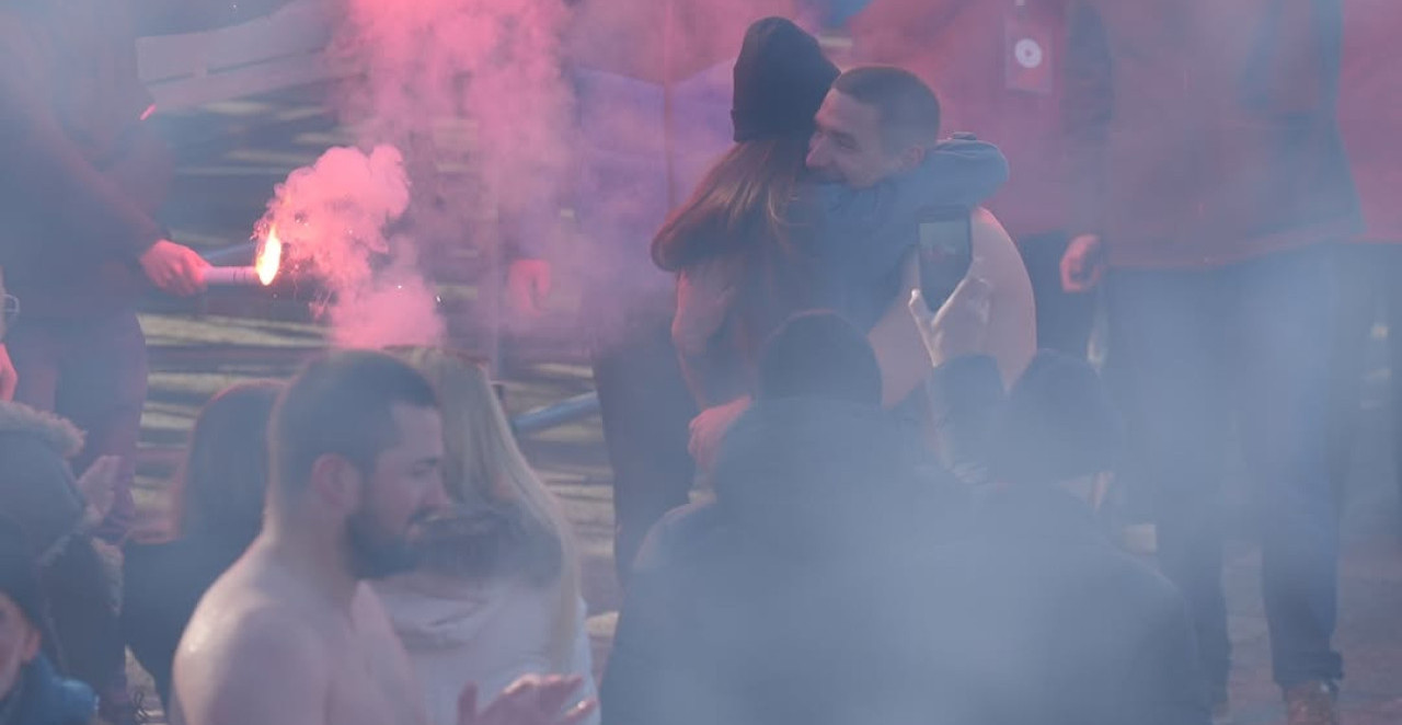 NIJE DOPLIVAO DO ČASNOG KRSTA, ALI JESTE DO BUDUĆE ŽENE! Prosidba u Čačku na Bogojavljenje oduševila Srbiju (FOTO)