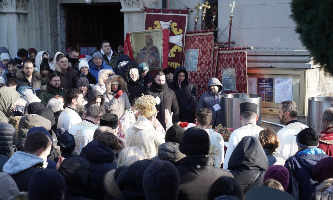 POLA BEOGRADA U HRAMU SVETOG ĐORĐA Bogojavljenje privuklo vernike, ovo su slike sa Banovog brda! (FOTO)