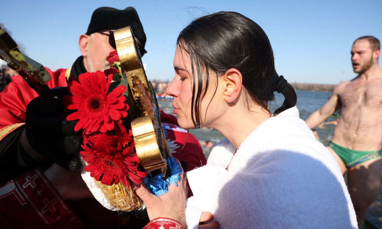 MAŠA (21) PRVA DOPLIVALA DO ČASNOG KRSTA: "Niste svesni šta sve možete!" Čudesni trenutak u Zemunu (FOTO)