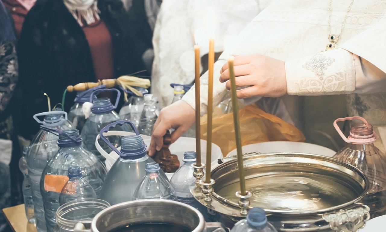 ŠTA SE RADI SA BOGOJAVLJENSKOM VODICOM Sveštenik Aleksandar objasnio kako se pravilno koristi tokom cele godine (VIDEO)