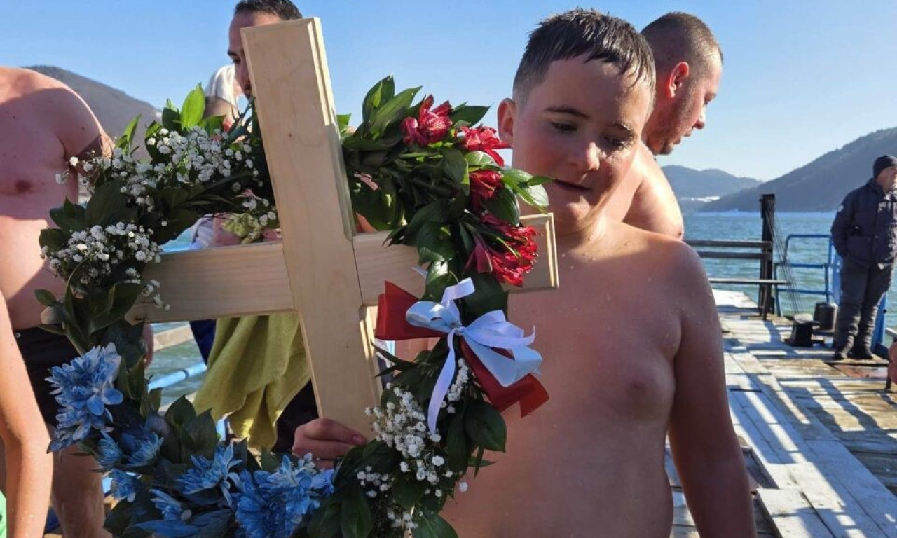 IMA SAMO 12 GODINA I BAŠ HRABRO SRCE Ognjen prvi doplivao do Časnog krsta na Zlatarskom jezeru (FOTO)