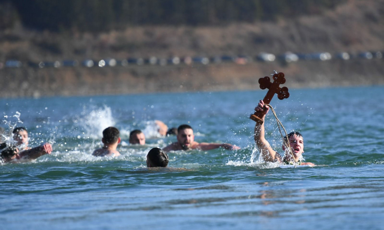 PLIVALO SE ZA ČASNI KRST I U HRVATSKOJ Drugi put nakon čak 70 godina obeleženo Bogojavljenje u Dalmaciji