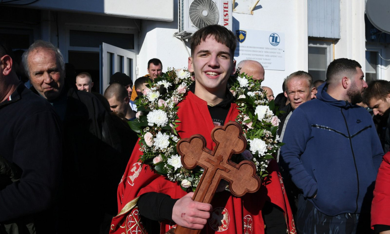 SREDNJOŠKOLAC MATEJA KASALOVIĆ PRVI DO ČASNOG KRSTA NA GAZIVODAMA: Orilo se "Srpska se truba s Kosova čuje" (FOTO+VIDEO)