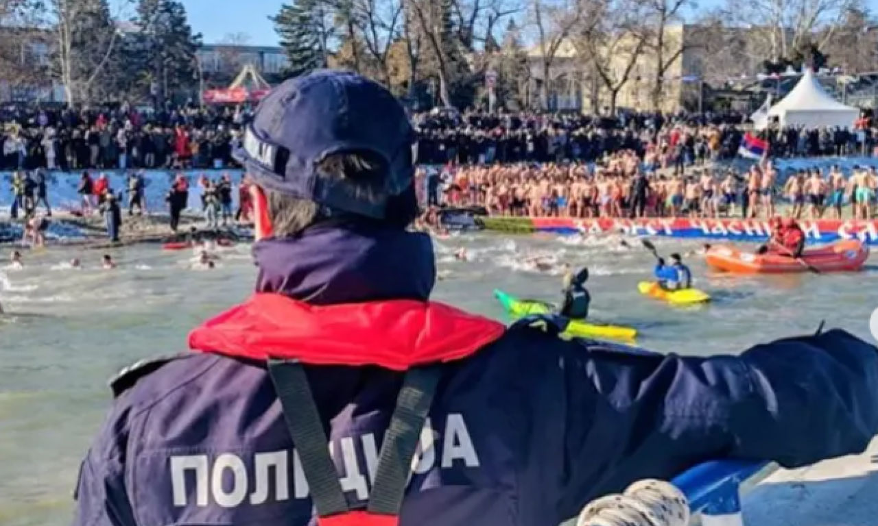 POLICAJCI I OVE GODINE UZ GRAĐANE NA BOGOJAVLJENJE Neki od njih su i zaplivali za Časni krst (FOTO)