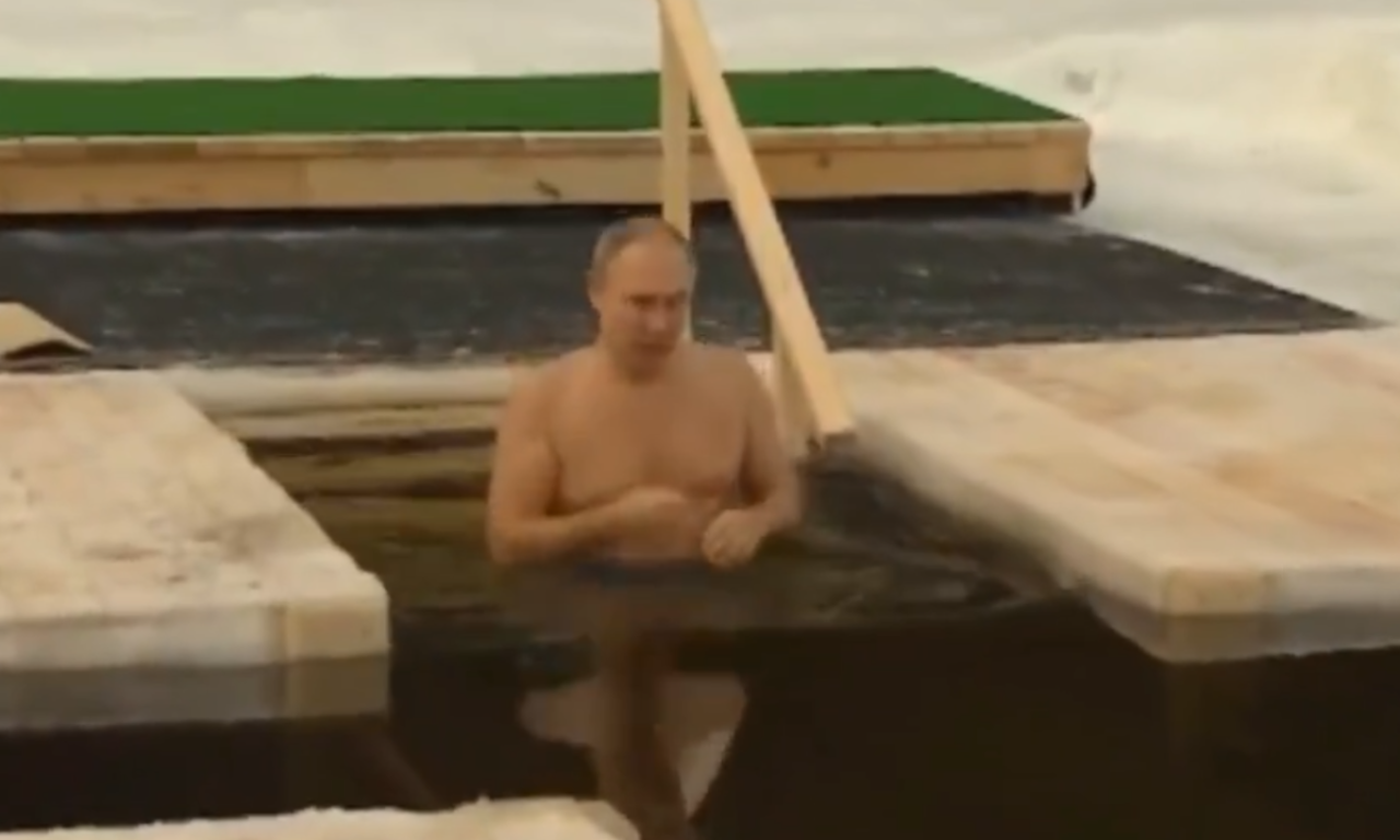 PUTIN SE PREKRSTIO I TRI PUTA ZARONIO Lider Rusije izveo tradicionalni obred u hladnoj vodi na Bogojavljenje (VIDEO)
