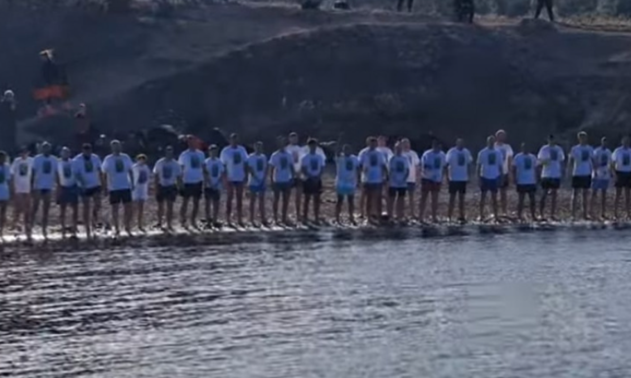 SRBI USRED DALMACIJE PLIVALI ZA ČASNI KRST Drugi put nakon čak 70 godina obeleženo Bogojavljenje u Hrvatskoj (VIDEO)