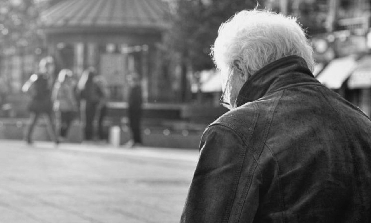 MISTERIOZNA SMRT U NOVOM SADU Muškarac pronađen mrtav na klupi u parku