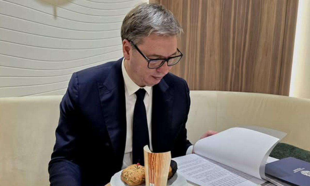NAMA SENDVIČARIMA JE MNOGO LAKŠE NEGO DRUGIMA Vučić nakon napornog dana u Davosu - evo sa kim se sve sastao (FOTO)