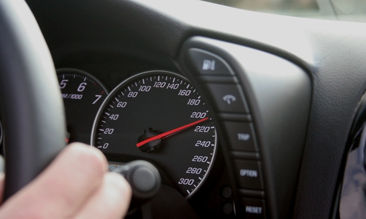 JURCAO 200 NA SAT I BEŽAO OD POLICIJE Usledio šok kada je uočeno ko je za volanom, detalji drame na putu (VIDEO)