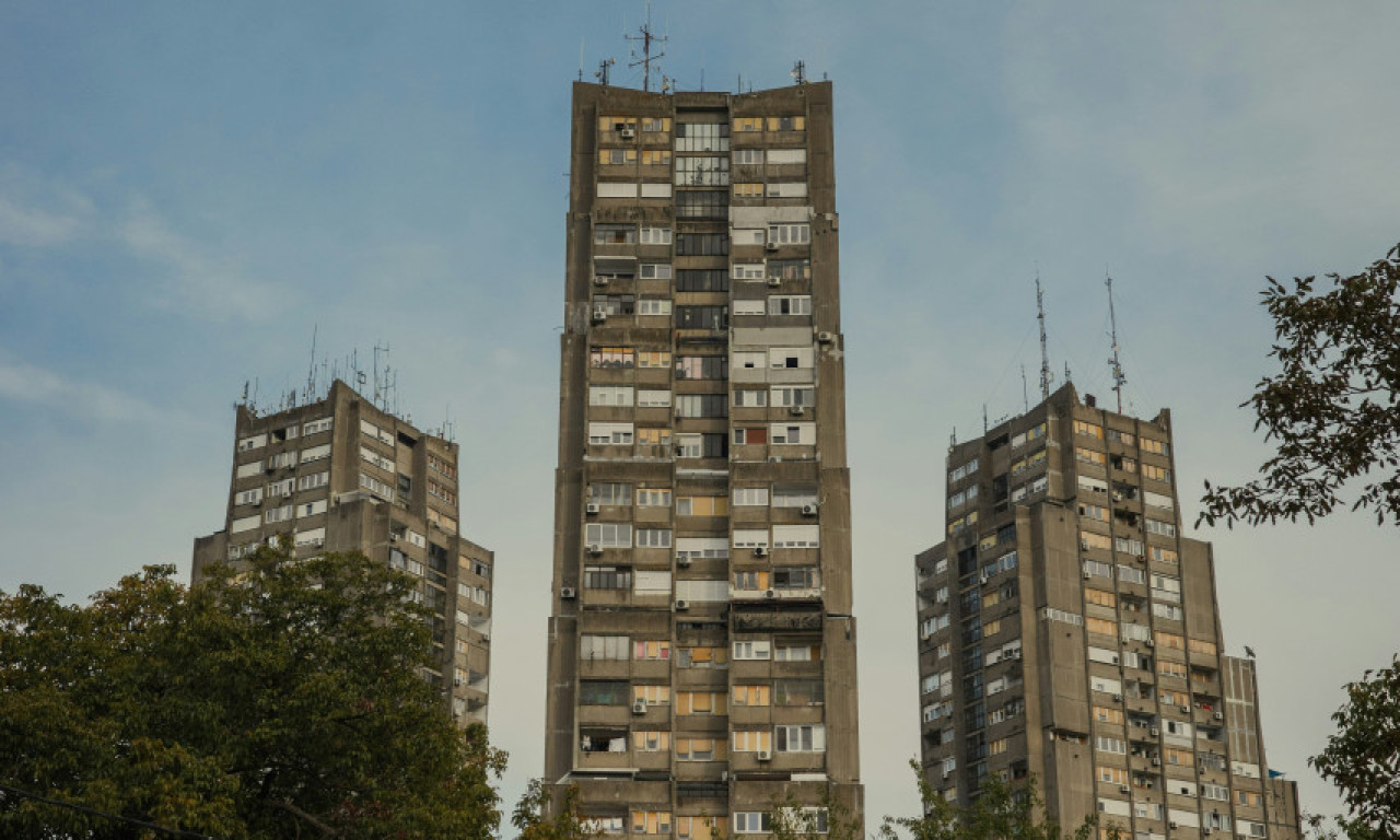 SAMO GA NE STAVLJAJ NA PRST! Beograđanin našao prsten u parku i izbacio sliku, ubrzo mu stigla neočekivana poruka (FOTO)
