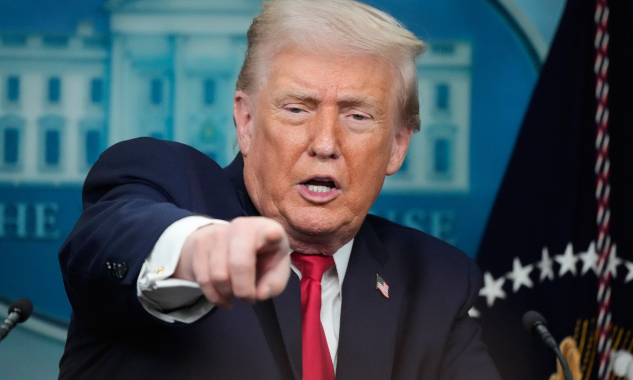 AU, KAKVA LJUBAV! Donald Tramp objavio čestitku za Dan zaljubljenih - a u srcu nije Melanija! (FOTO)