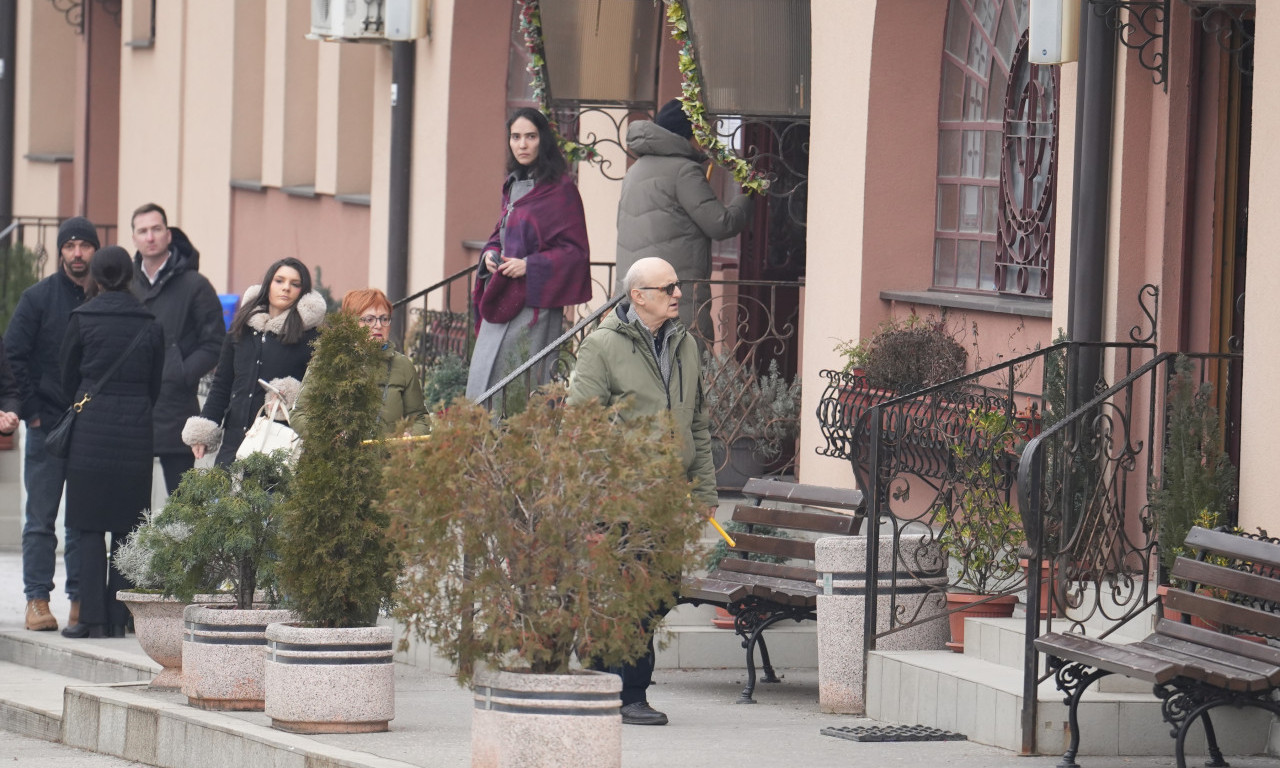 SAHRANA MIKE ALEKSIĆA Odjekuje plač supruge, Vuk Kostić i Dule Savić nosili kovčeg - evo ko je još prisutan (FOTO)