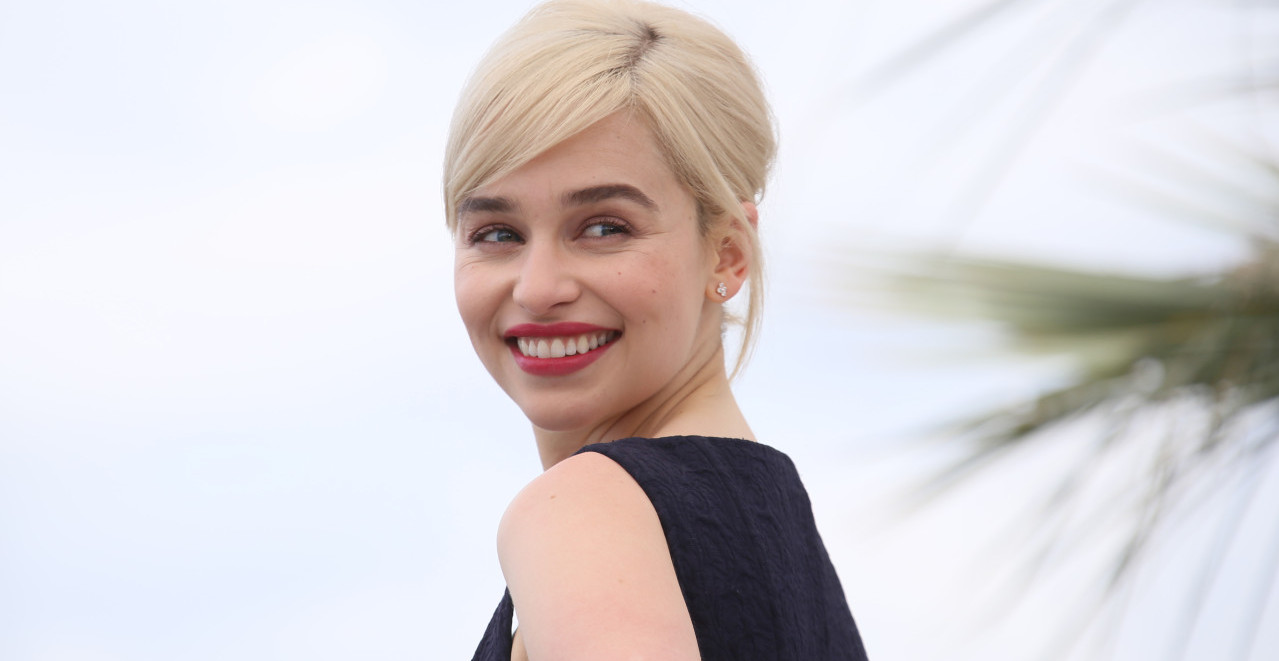 DOBRO JE ŽIVU GLAVU IZVUKLA Glumica Emilija Klark polomila rebro tokom snimanja intimnih scena sa čak 3 muškarca!