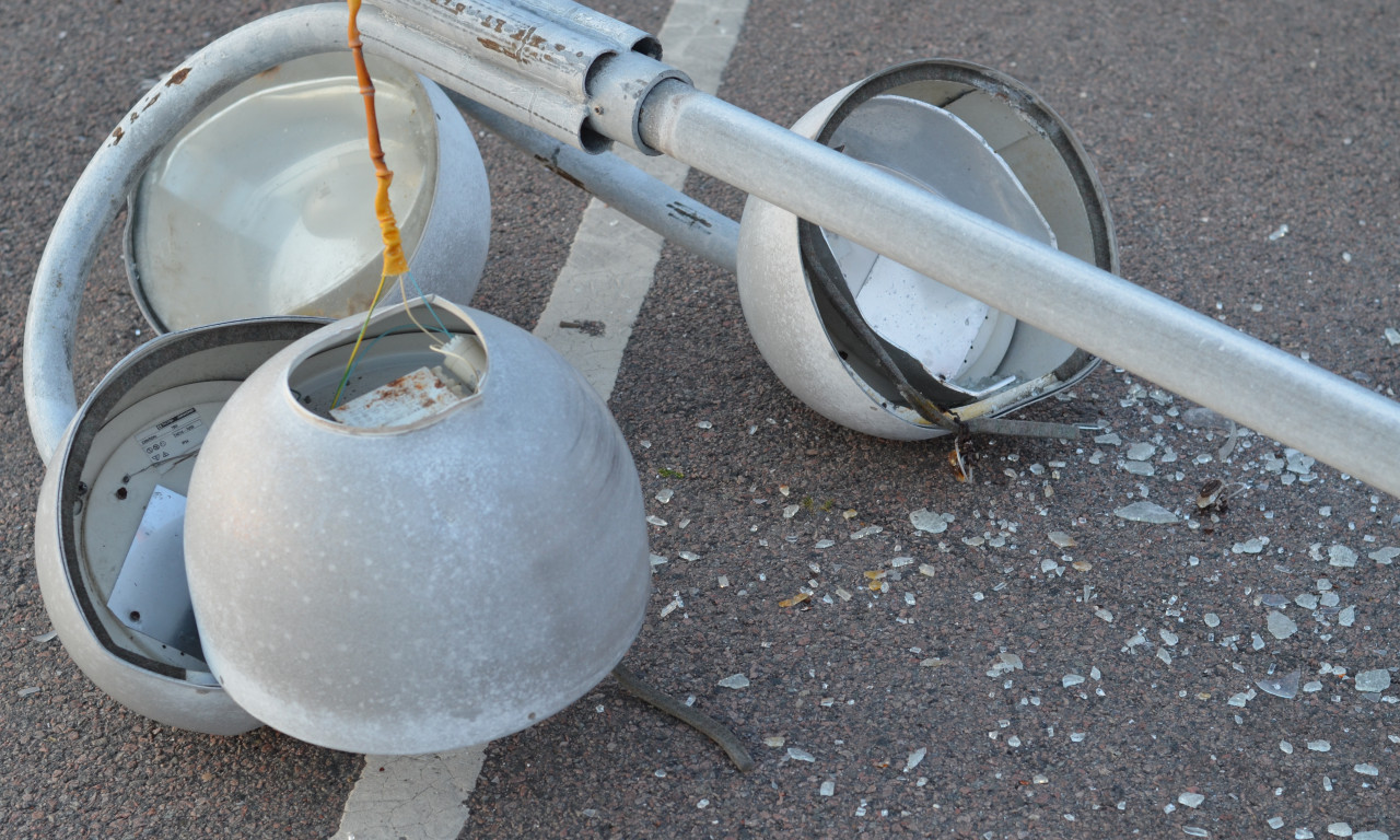 PALA BANDERA NA BATAJNIČKOM DRUMU! Vozilo sletelo sa puta, delovi rasuti svuda - saobraćaj u kolapsu (VIDEO)