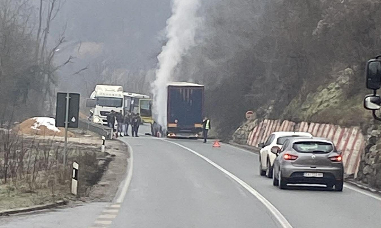 UŽAS U OVČARSKO-KABLARSKOJ KLISURI! ZAPALIO SE KAMION: Evo šta je sa vozačem (FOTO)