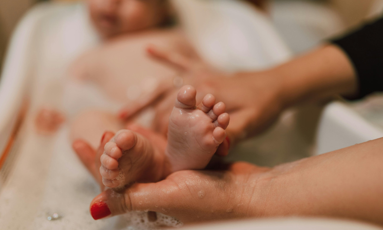 U "FRONTU" ROĐENA BEBA DŽIN! Oboren rekord posle skoro 40 godina
