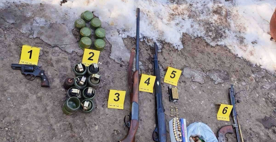 POGLEDAJTE KOJE JE ORUŽJE PRONAŠLA POLICIJA U BEOGRADU U kući držao i čitav arsenal bombi! Odmah uhapšen (FOTO)