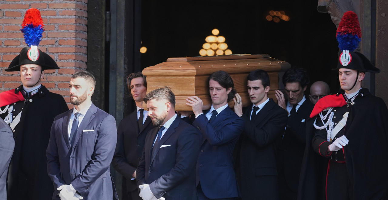 SAHRANJEN VALENTINO Tišina, belo cveće i suze: Ove svetske face oprostile su se od slavnog kreatora! (FOTO)