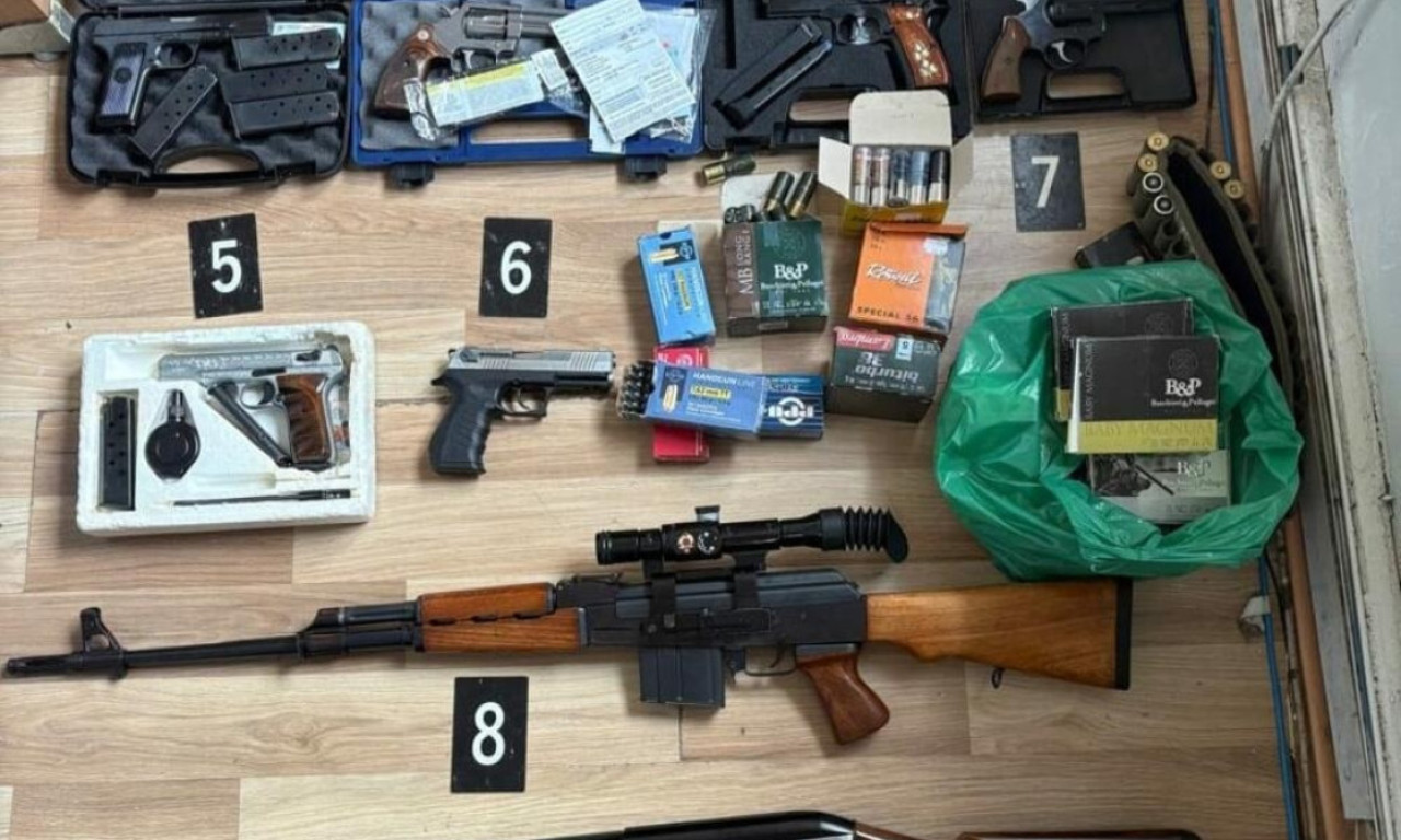 ŽESTOK UDARAC KRIMINALU U CRNOJ GORI Masovna hapšenja i zaplena, pogledajte šta je sve od oružja pronađeno (FOTO)
