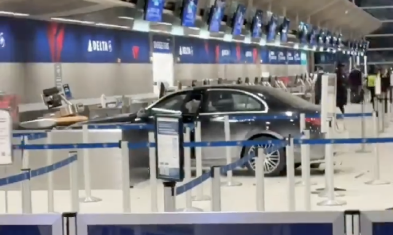 AUTOMOBILOM ULETEO NA TERMINAL! ŠOK PRIZOR NA AERODROMU Pogledajte neverovatan snimak sa lica mesta (VIDEO)